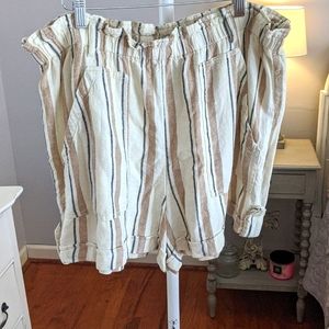 Cute linen shorts.